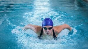 Baik, mari kita selami perbandingan mendalam antara gaya bebas dan gaya kupu-kupu dalam olahraga renang.