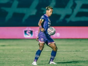 Pemain Besi: Menelisik Mereka yang Mengabdikan Diri di Lapangan Hijau