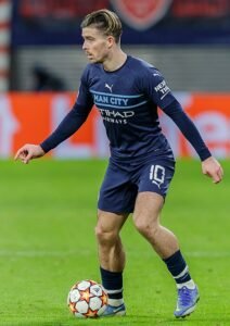 Tentu, mari kita bahas daftar pemain termahal di dunia sepak bola, sebuah topik yang selalu menarik perhatian dan memicu perdebatan sengit.