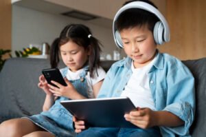 Tentu, mari kita bahas dampak gadget pada aktivitas fisik anak dalam artikel yang informatif dan mudah dipahami.