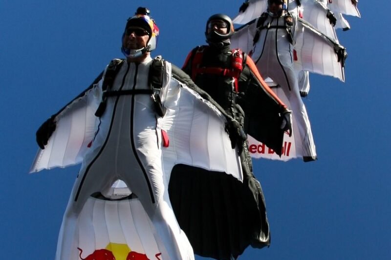 BASE Jumping vs Wingsuit Flying: Menjelajahi Batas Ekstrem Olahraga Udara