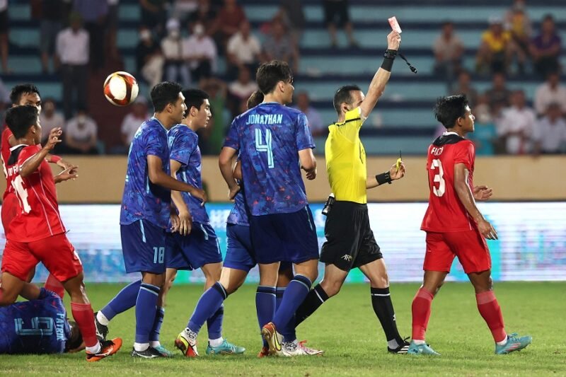 Kartu Merah di Lapangan Hijau: Mengupas Tuntas Penyebab dan Dampaknya