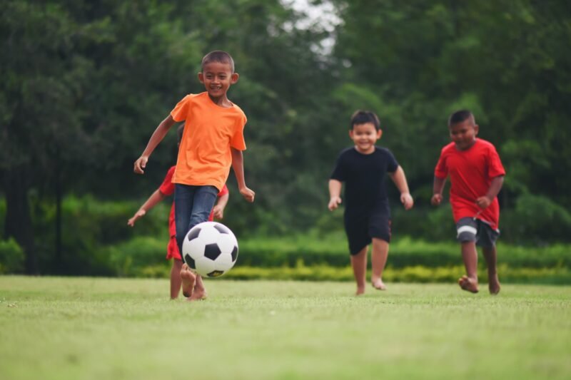 Manfaat Bermain Sepak Bola untuk Anak: Lebih dari Sekadar Menendang Bola