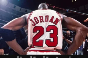 Tentu, mari kita telusuri dampak monumental Michael Jordan pada dunia basket dalam sebuah artikel komprehensif.