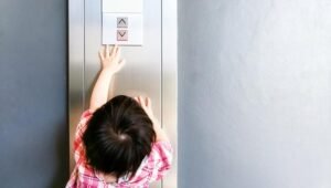 Tragedi di Balik Pintu Lift: Mengungkap Bahaya Tersembunyi dan Upaya Pencegahan