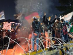 Ledakan di Tengah Aksi Unjuk Rasa: Fakta, Analisis, dan Implikasi
