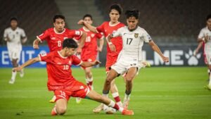 Tentu, mari kita susun sebuah artikel informatif tentang performa tim di babak grup, dengan mempertimbangkan semua permintaan Anda.